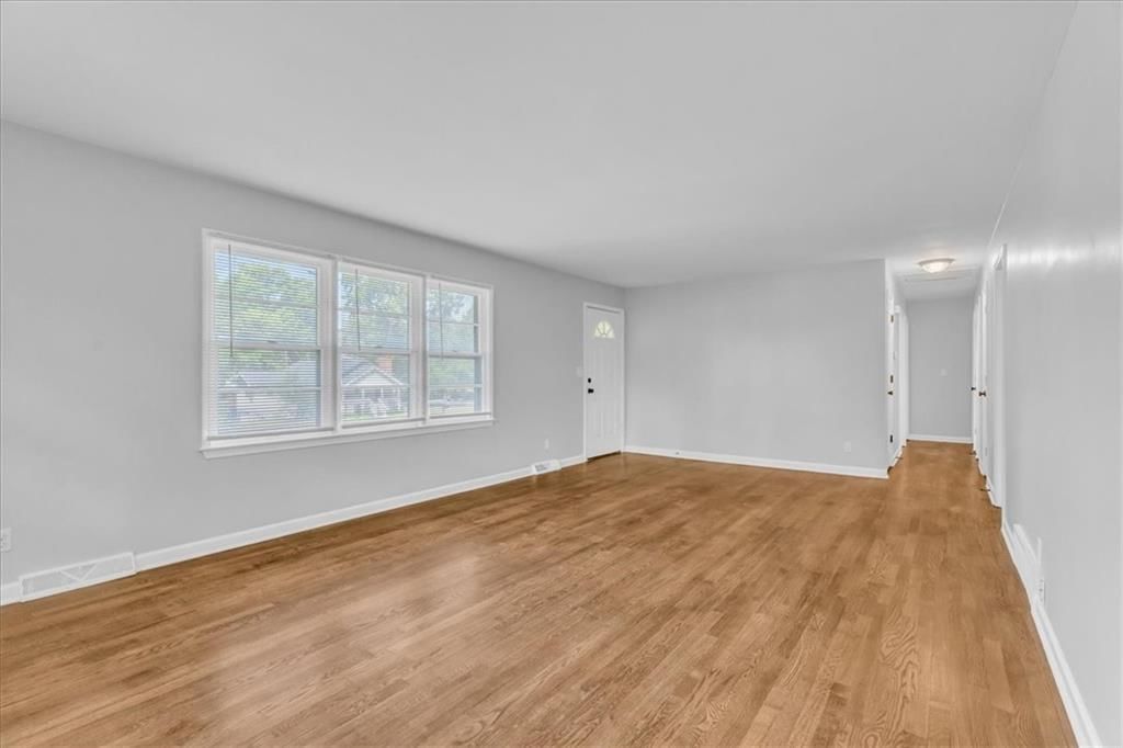 Photo 5 of 28 - 4641 N Brighton Avenue