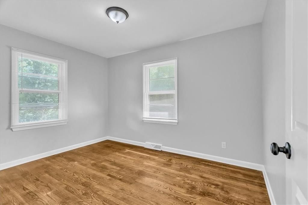 Photo 13 of 28 - 4641 N Brighton Avenue