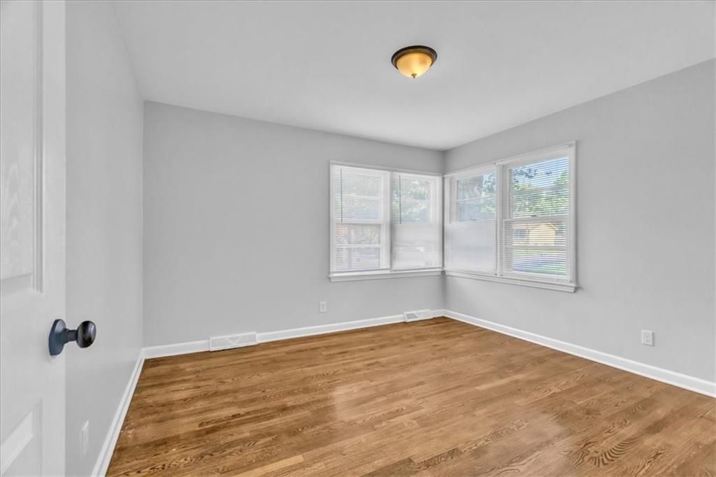 Photo 16 of 28 - 4641 N Brighton Avenue