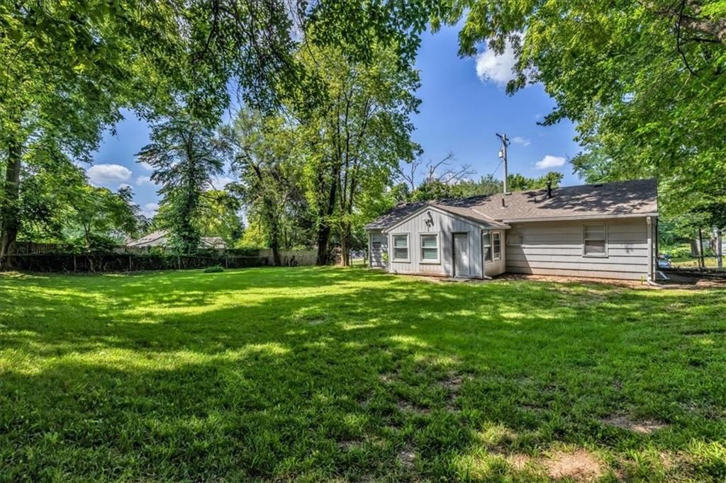 Photo 24 of 28 - 4641 N Brighton Avenue