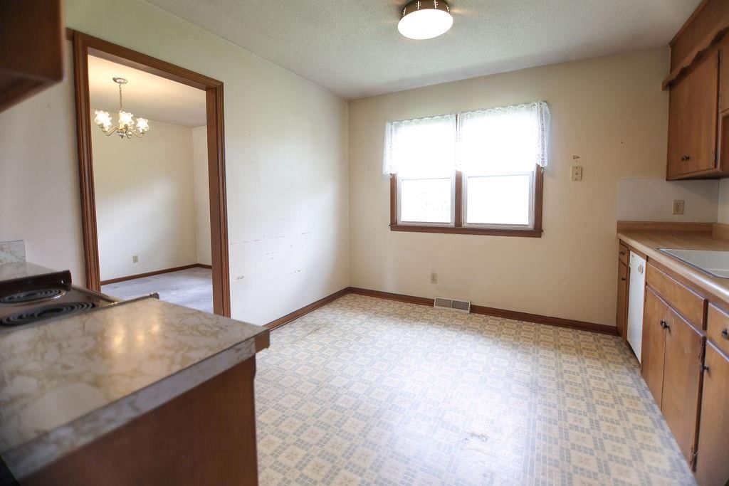 Photo 11 of 49 - 5168 Douglas Avenue