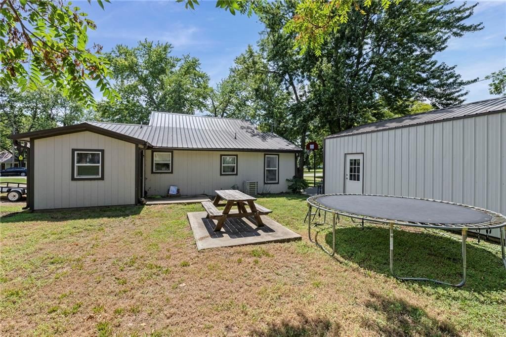 417 E 4th Avenue — photo 11