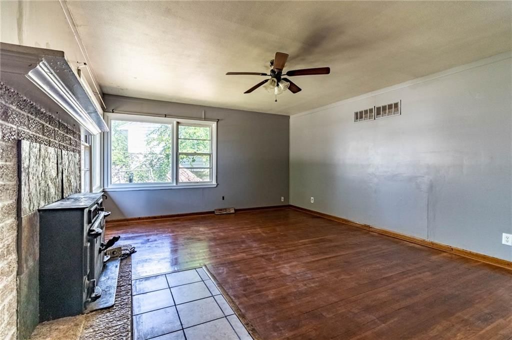 Photo 4 of 18 - 613 Hillcrest Drive