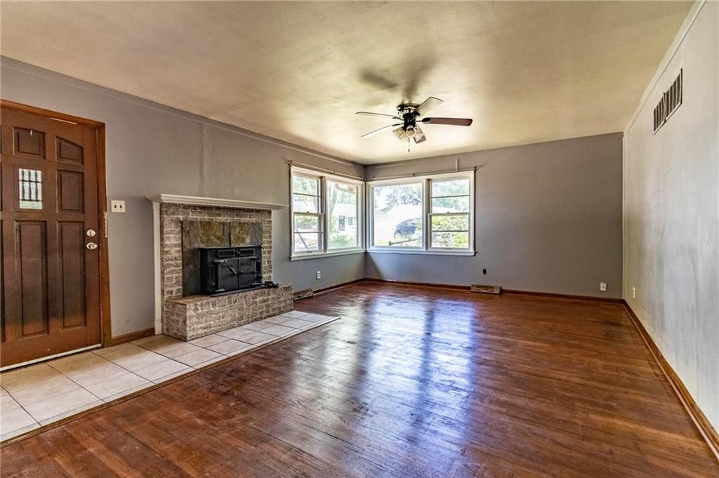 Photo 5 of 18 - 613 Hillcrest Drive