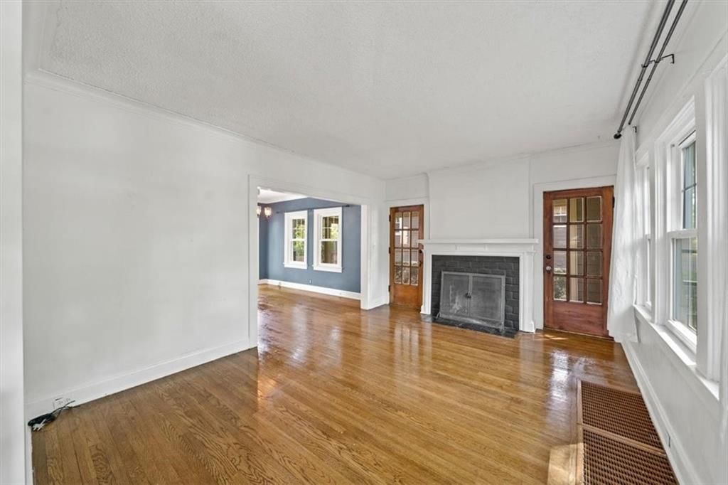 Photo 5 of 31 - 5617 Kenwood Avenue