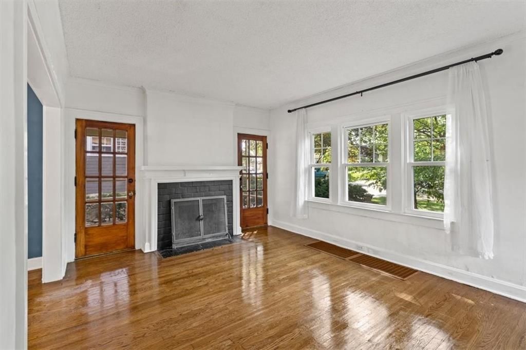 Photo 6 of 31 - 5617 Kenwood Avenue