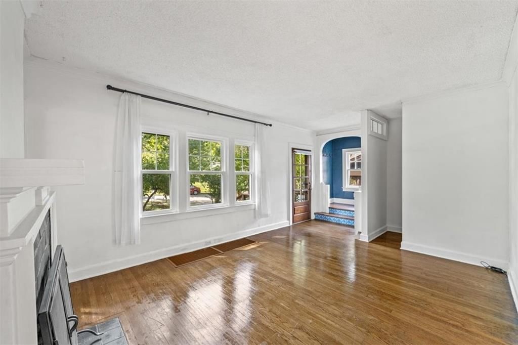 Photo 7 of 31 - 5617 Kenwood Avenue