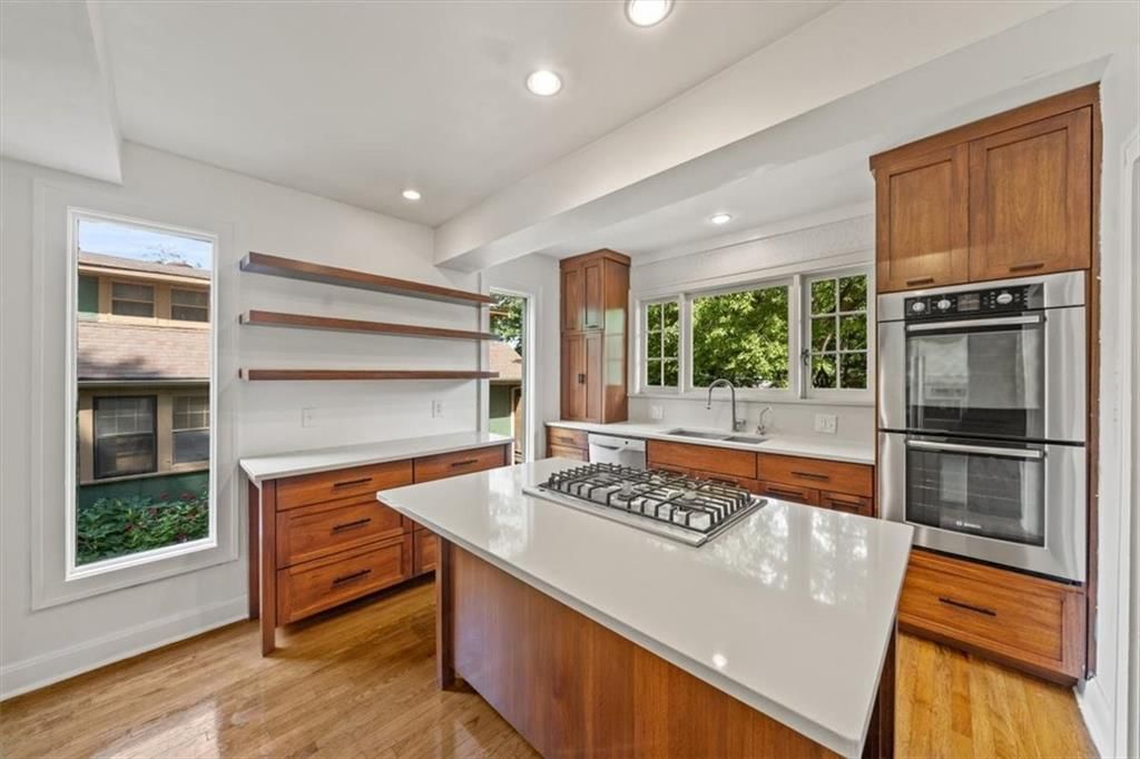 Photo 9 of 31 - 5617 Kenwood Avenue