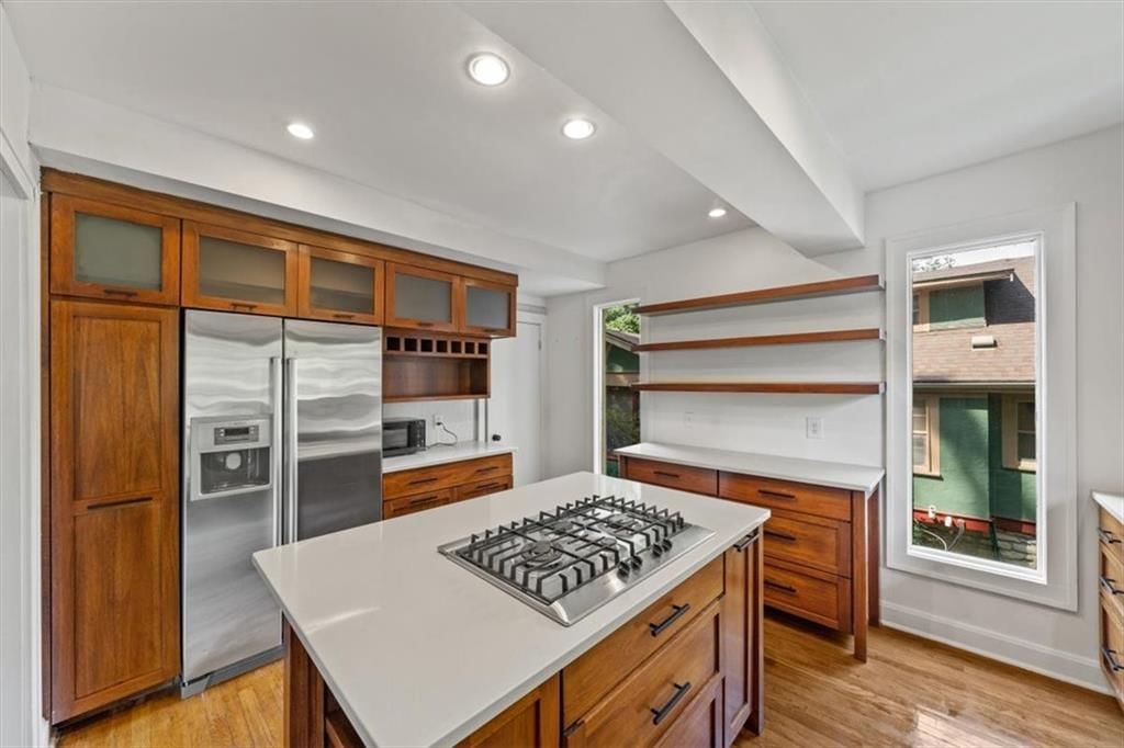 Photo 10 of 31 - 5617 Kenwood Avenue
