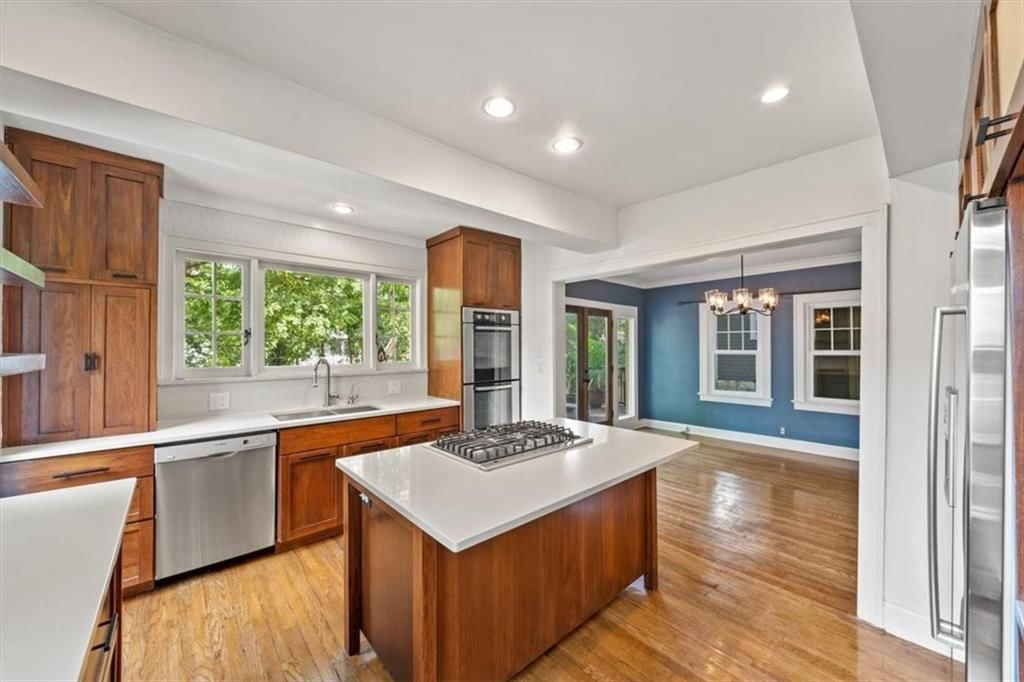 Photo 11 of 31 - 5617 Kenwood Avenue