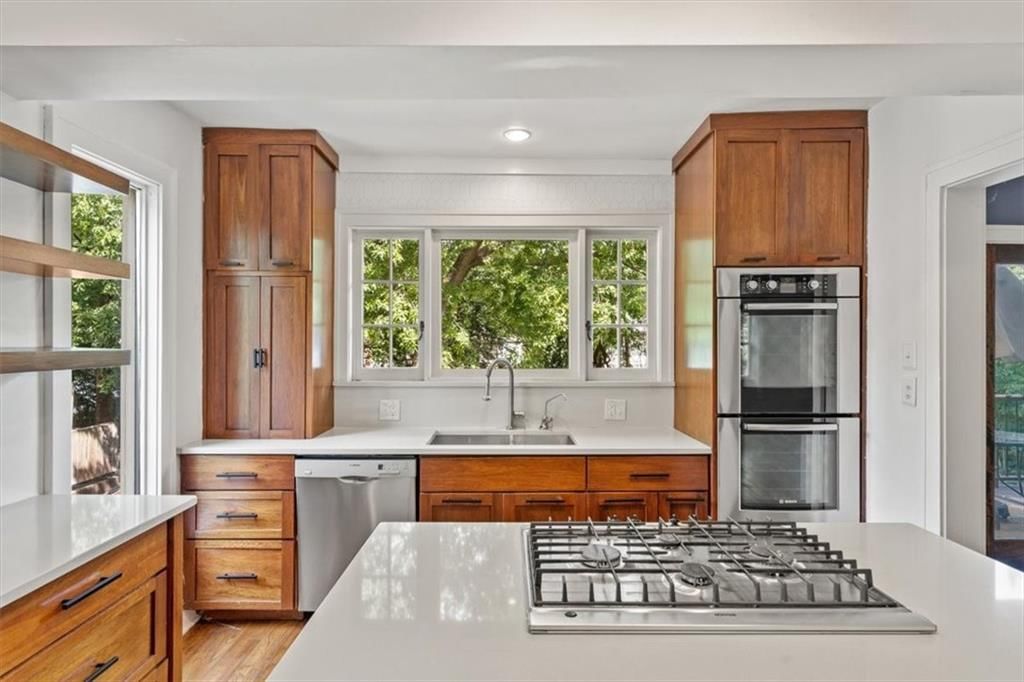 Photo 12 of 31 - 5617 Kenwood Avenue