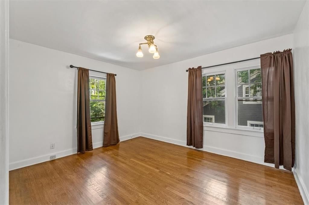 Photo 15 of 31 - 5617 Kenwood Avenue