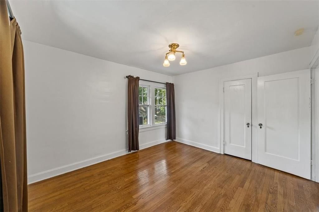 Photo 16 of 31 - 5617 Kenwood Avenue