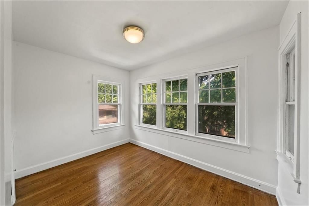 Photo 17 of 31 - 5617 Kenwood Avenue