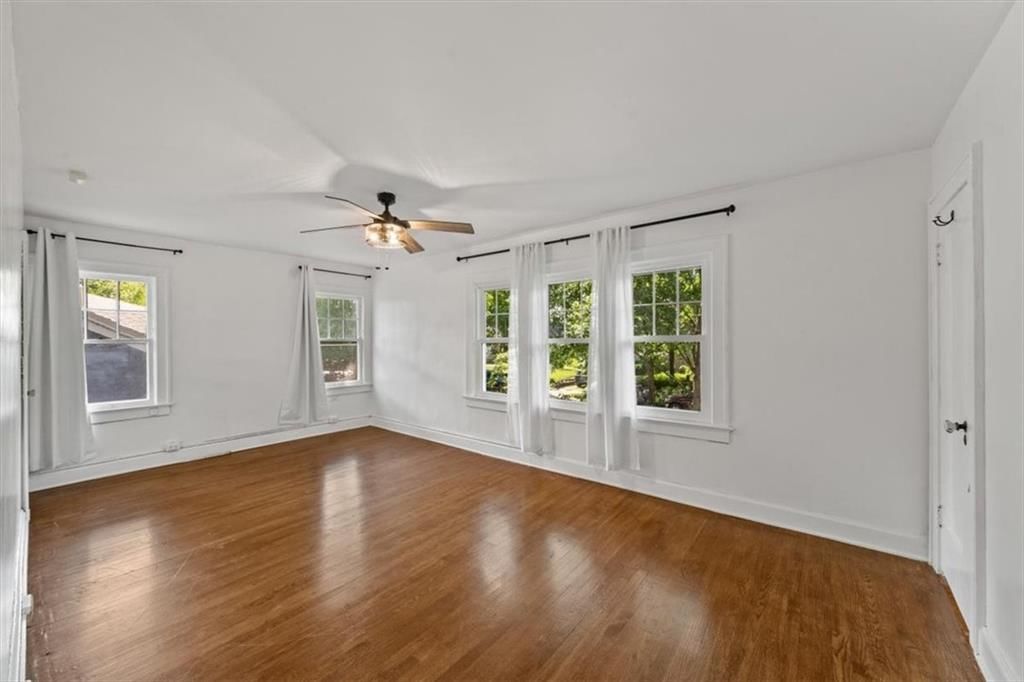 Photo 18 of 31 - 5617 Kenwood Avenue