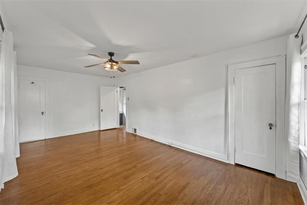 Photo 19 of 31 - 5617 Kenwood Avenue