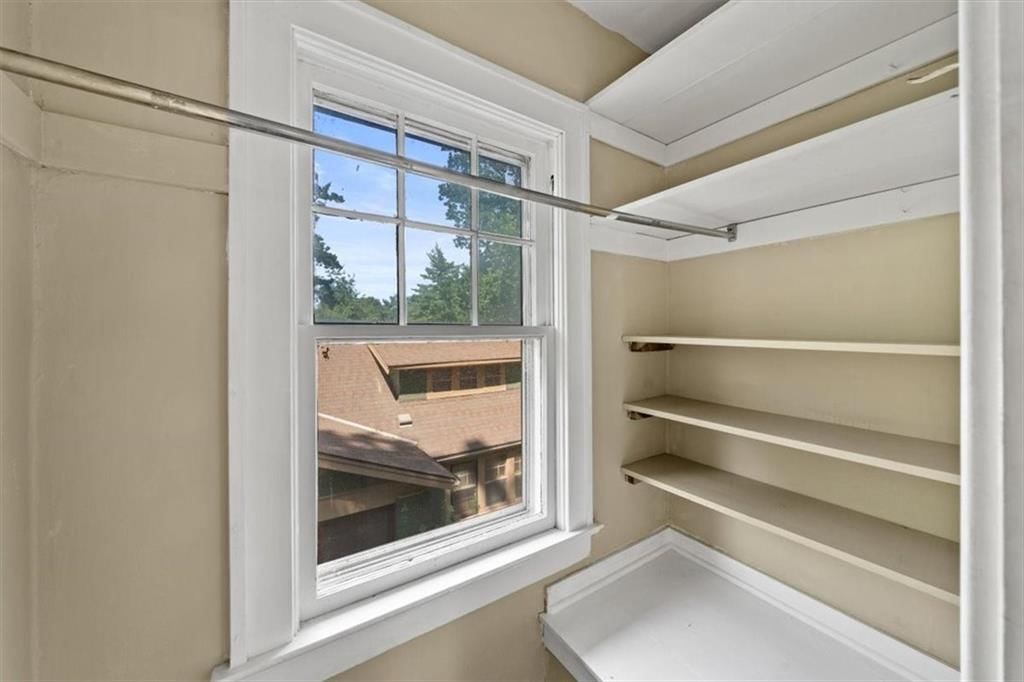 Photo 20 of 31 - 5617 Kenwood Avenue