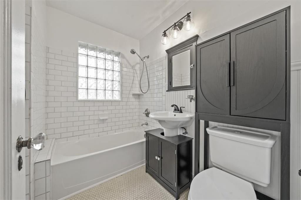 Photo 21 of 31 - 5617 Kenwood Avenue