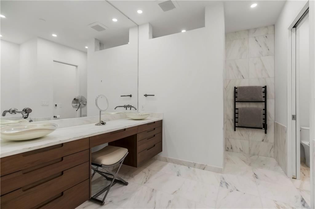 400 W 49th Terrace — photo 18