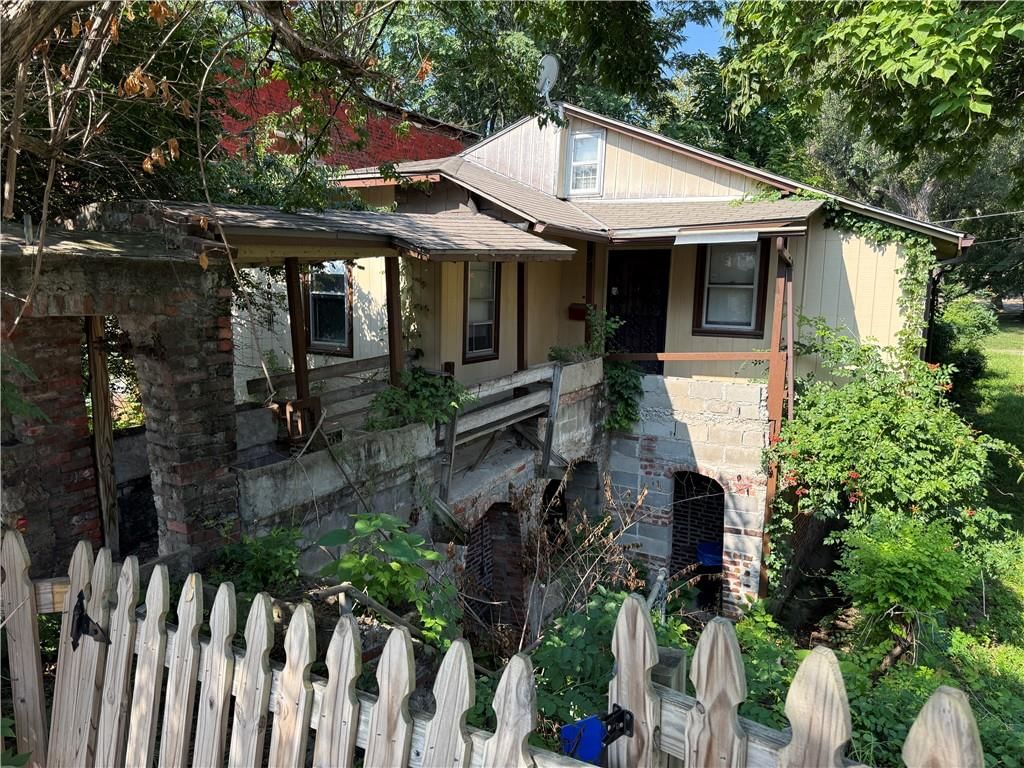 2024 Summit Street — photo 4