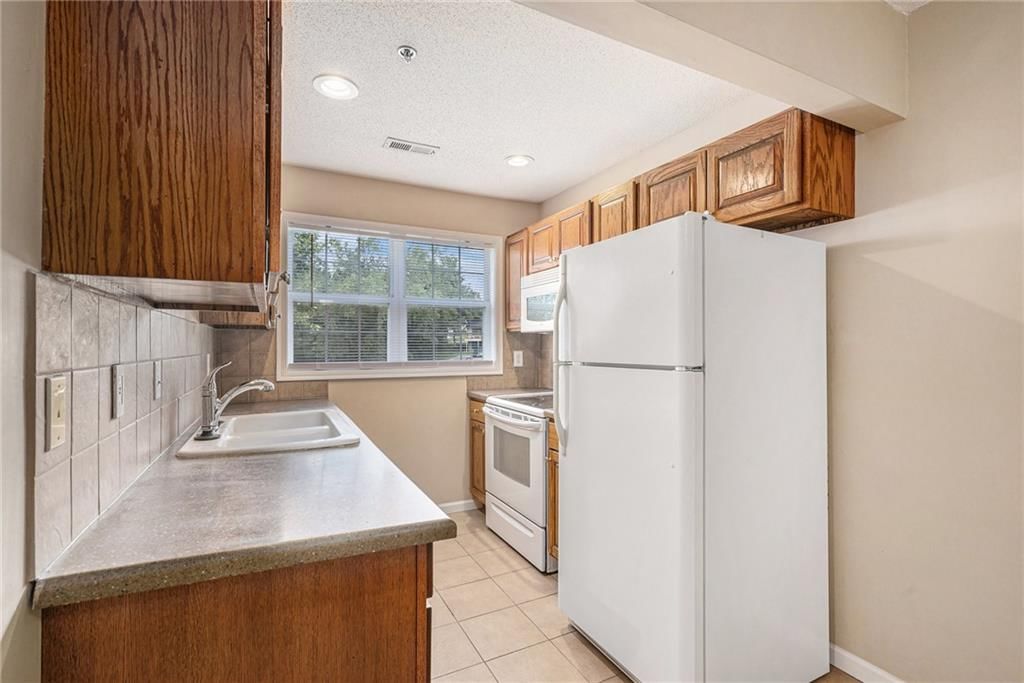 Photo 7 of 23 - 2427 NE 68th Street