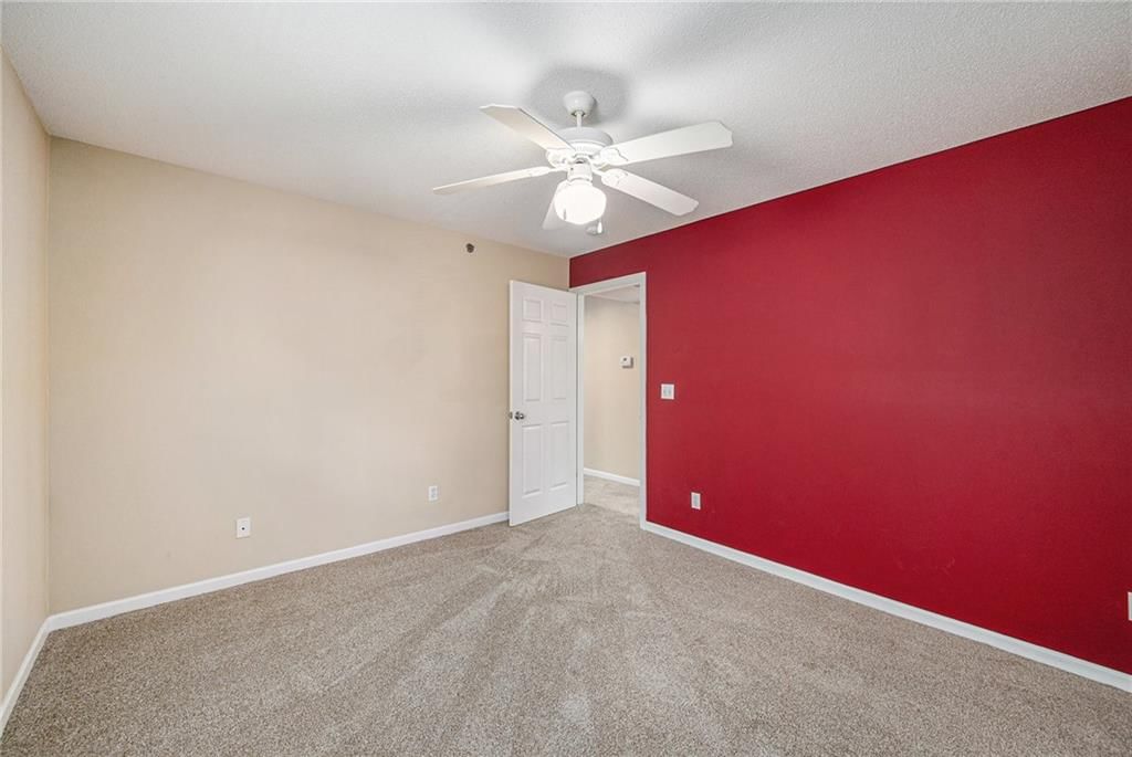 Photo 10 of 23 - 2427 NE 68th Street