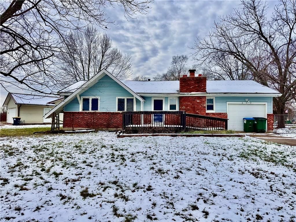 209 E Walnut Street — photo 1