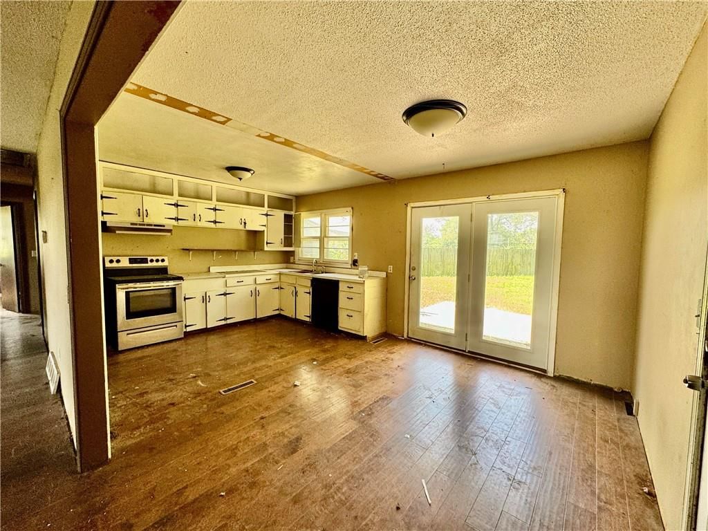 209 E Walnut Street — photo 11