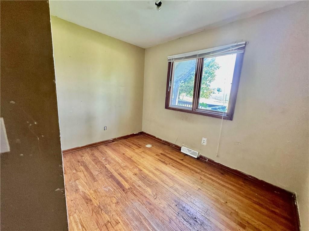 209 E Walnut Street — photo 13