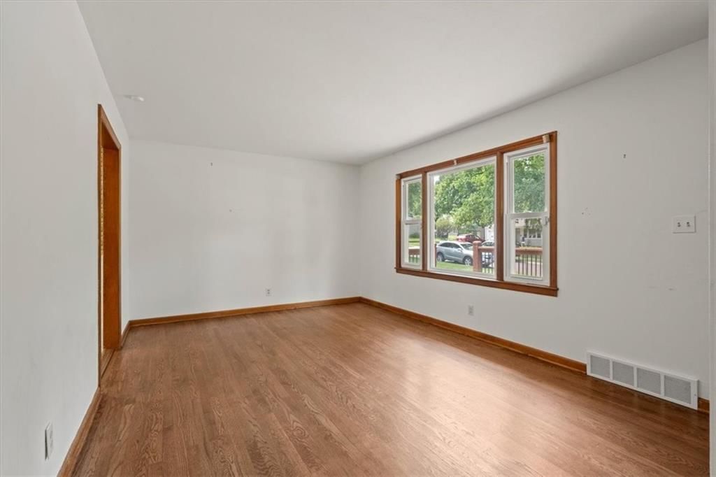 Photo 5 of 25 - 8139 BARKLEY Street