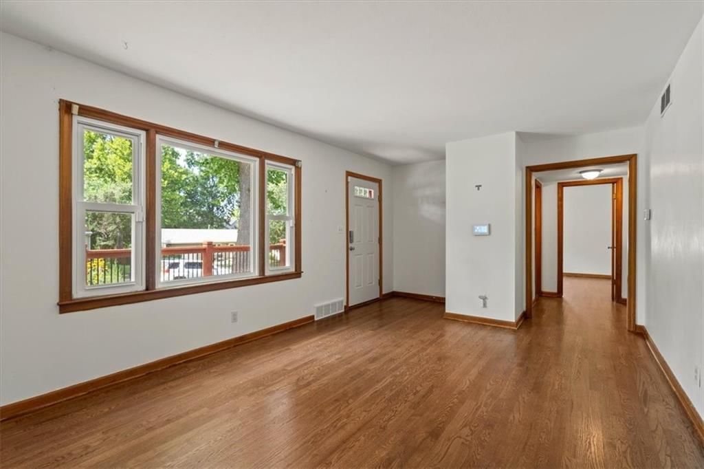 Photo 6 of 25 - 8139 BARKLEY Street