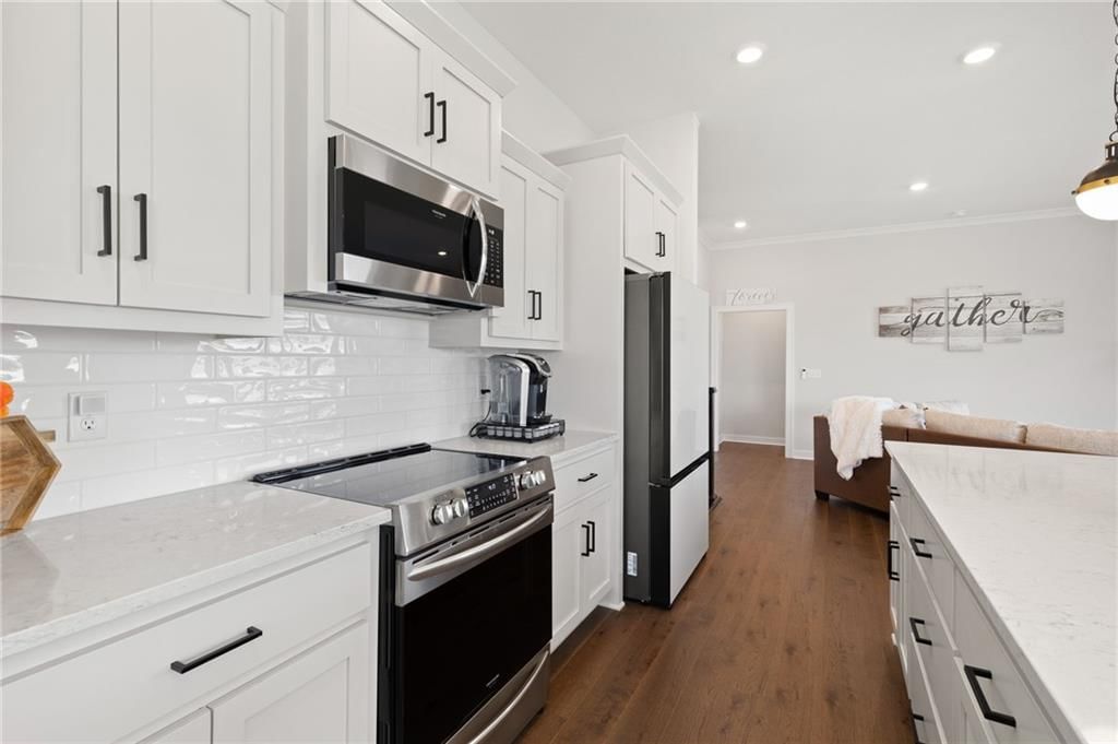 Photo 12 of 40 - 18913 Ocheltree Street