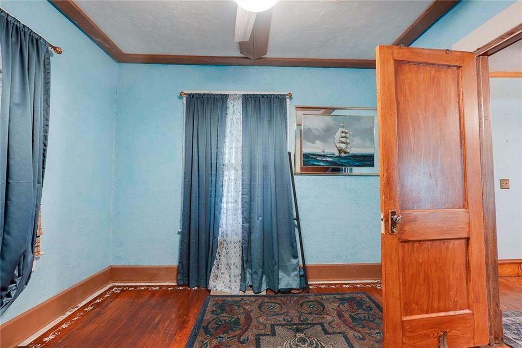 Photo 4 of 14 - 604 S Glenwood Avenue