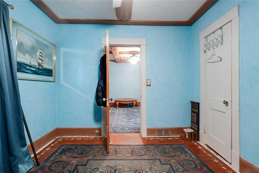 Photo 5 of 14 - 604 S Glenwood Avenue