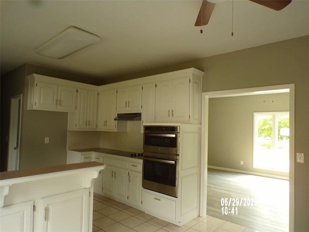 608 S Locust Street — photo 5
