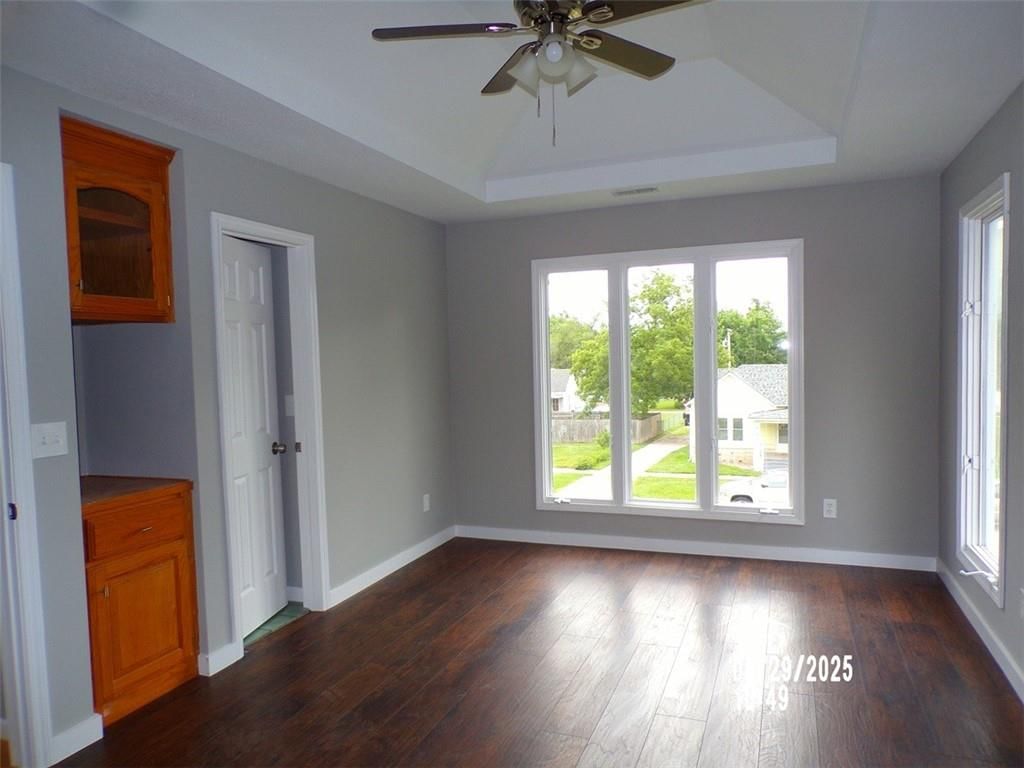 608 S Locust Street — photo 7
