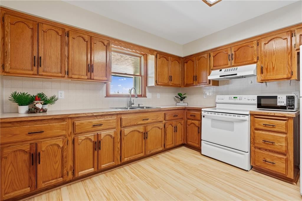 Photo 12 of 34 - 1701 Birch Street
