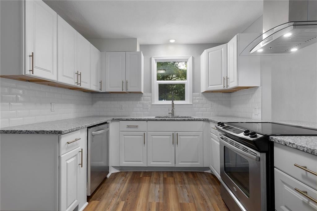 Photo 12 of 31 - 412 N Fairview Avenue