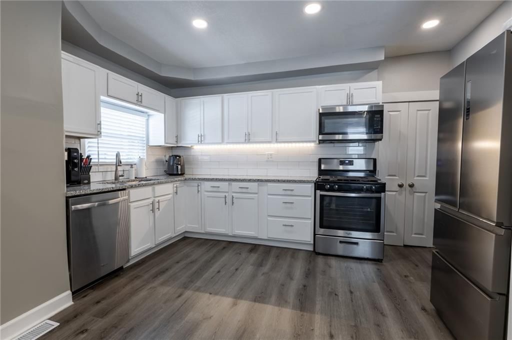306 N Van Brunt Boulevard — photo 14
