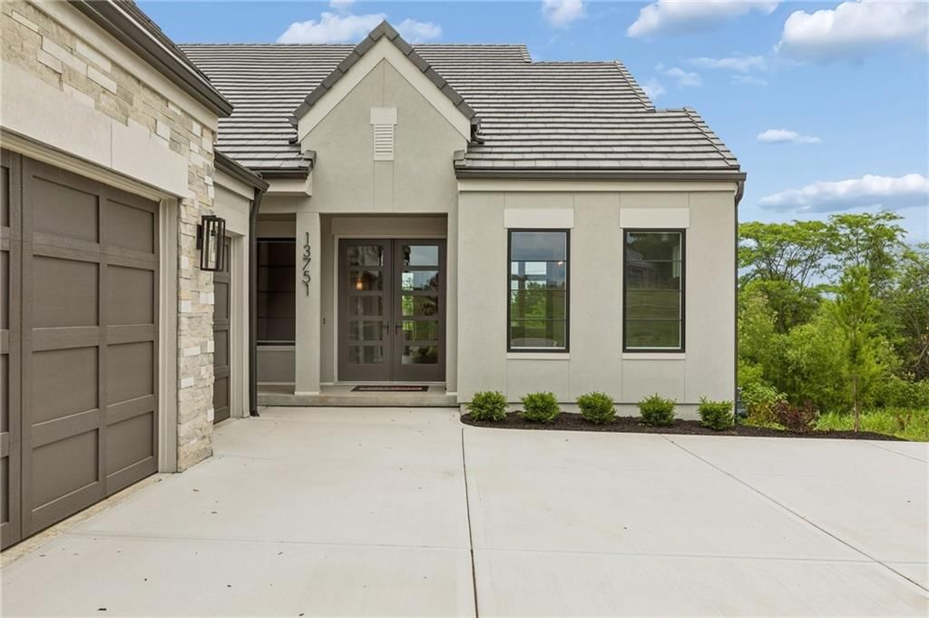 13751 Pembroke Lane — photo 3