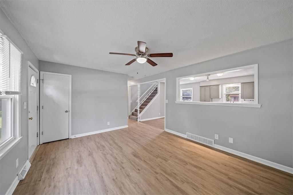 Photo 5 of 27 - 403 E 9th Street