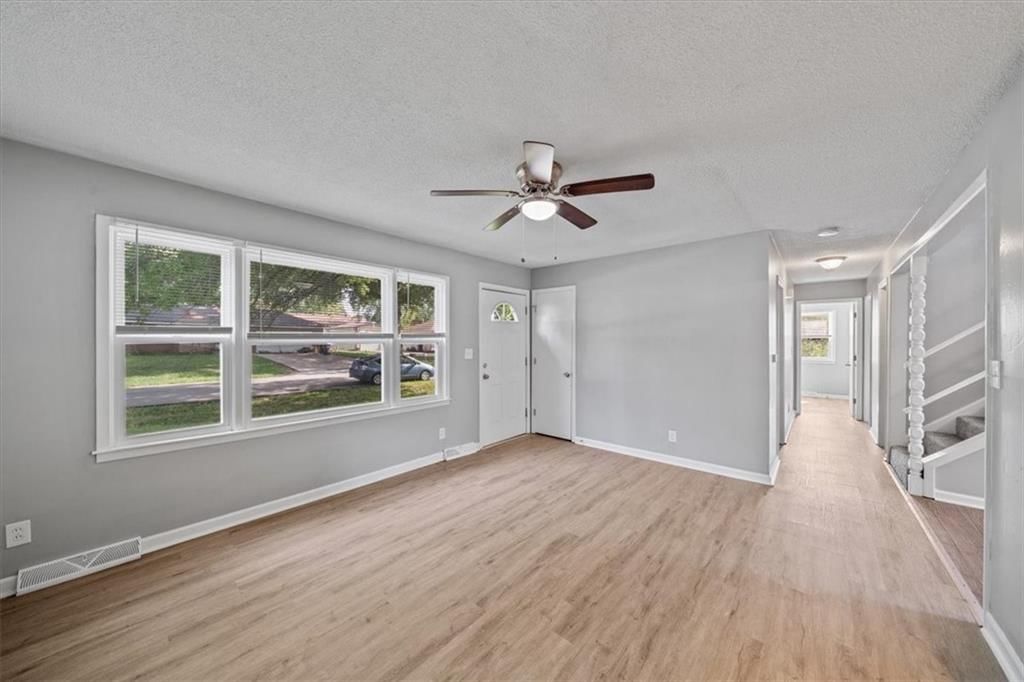 Photo 6 of 27 - 403 E 9th Street