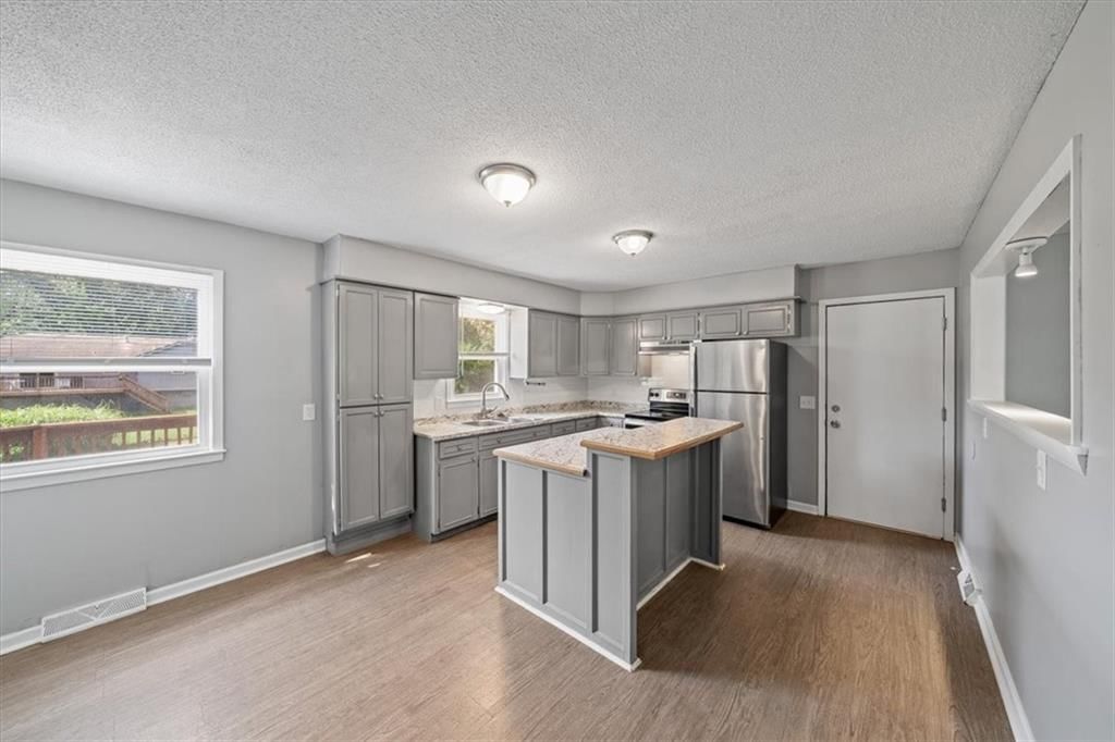 Photo 7 of 27 - 403 E 9th Street