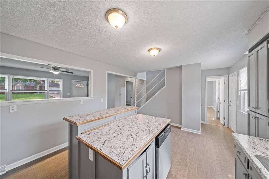 Photo 10 of 27 - 403 E 9th Street