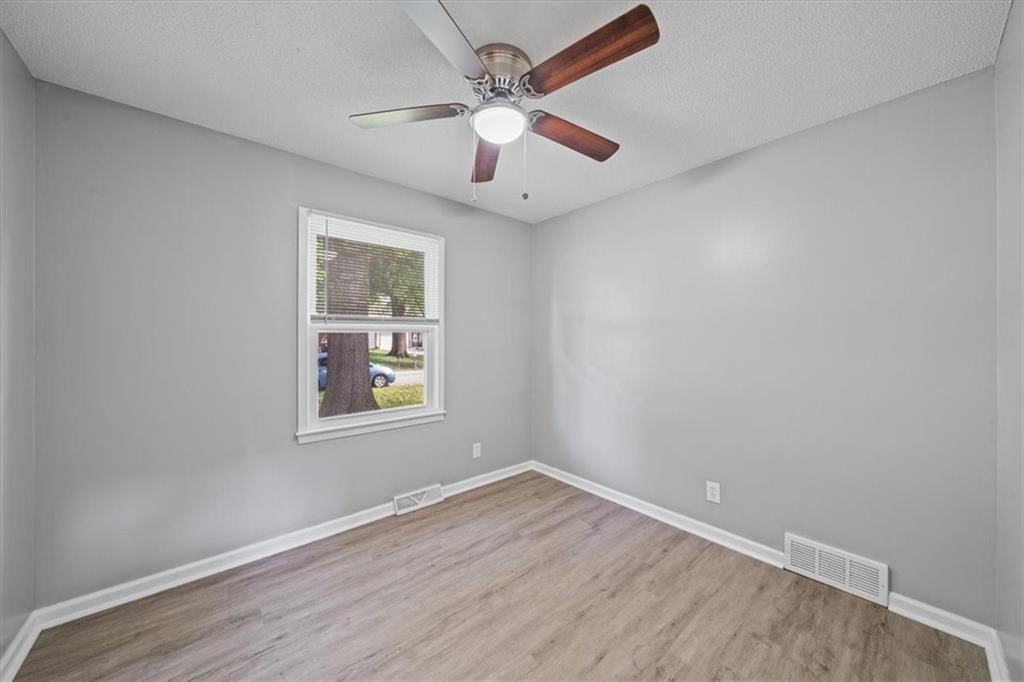Photo 11 of 27 - 403 E 9th Street