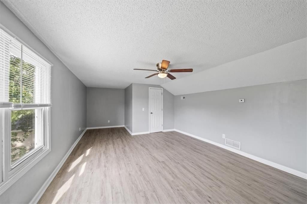 Photo 20 of 27 - 403 E 9th Street