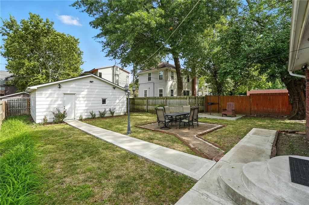 2639 Charlotte Street — photo 15