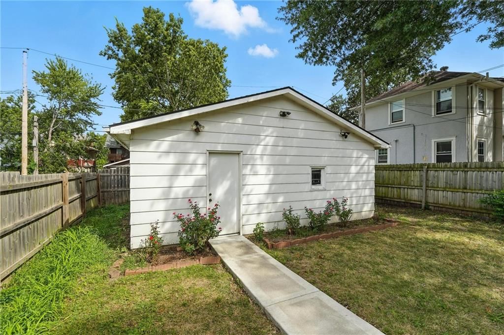 2639 Charlotte Street — photo 25