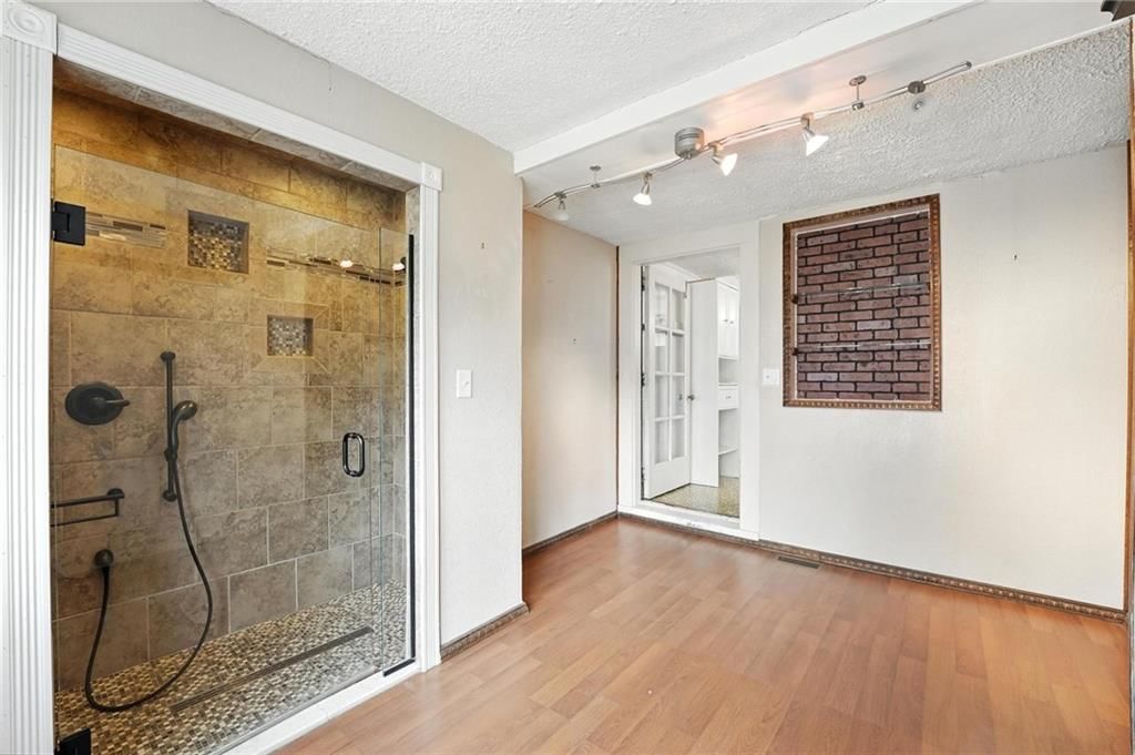 2639 Charlotte Street — photo 34