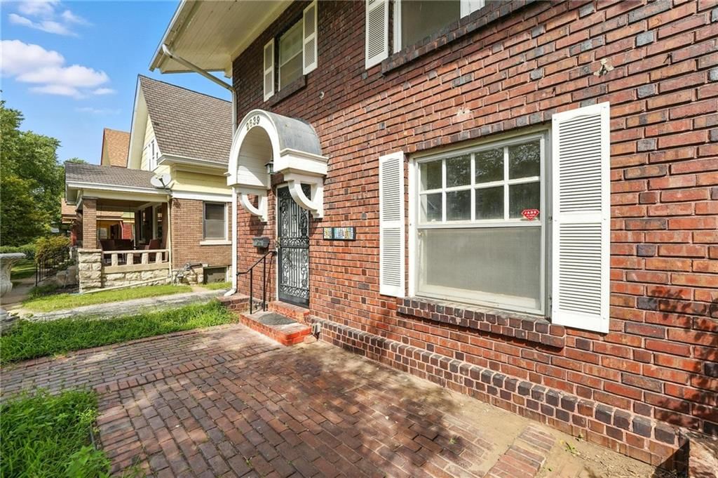 2639 Charlotte Street — photo 46